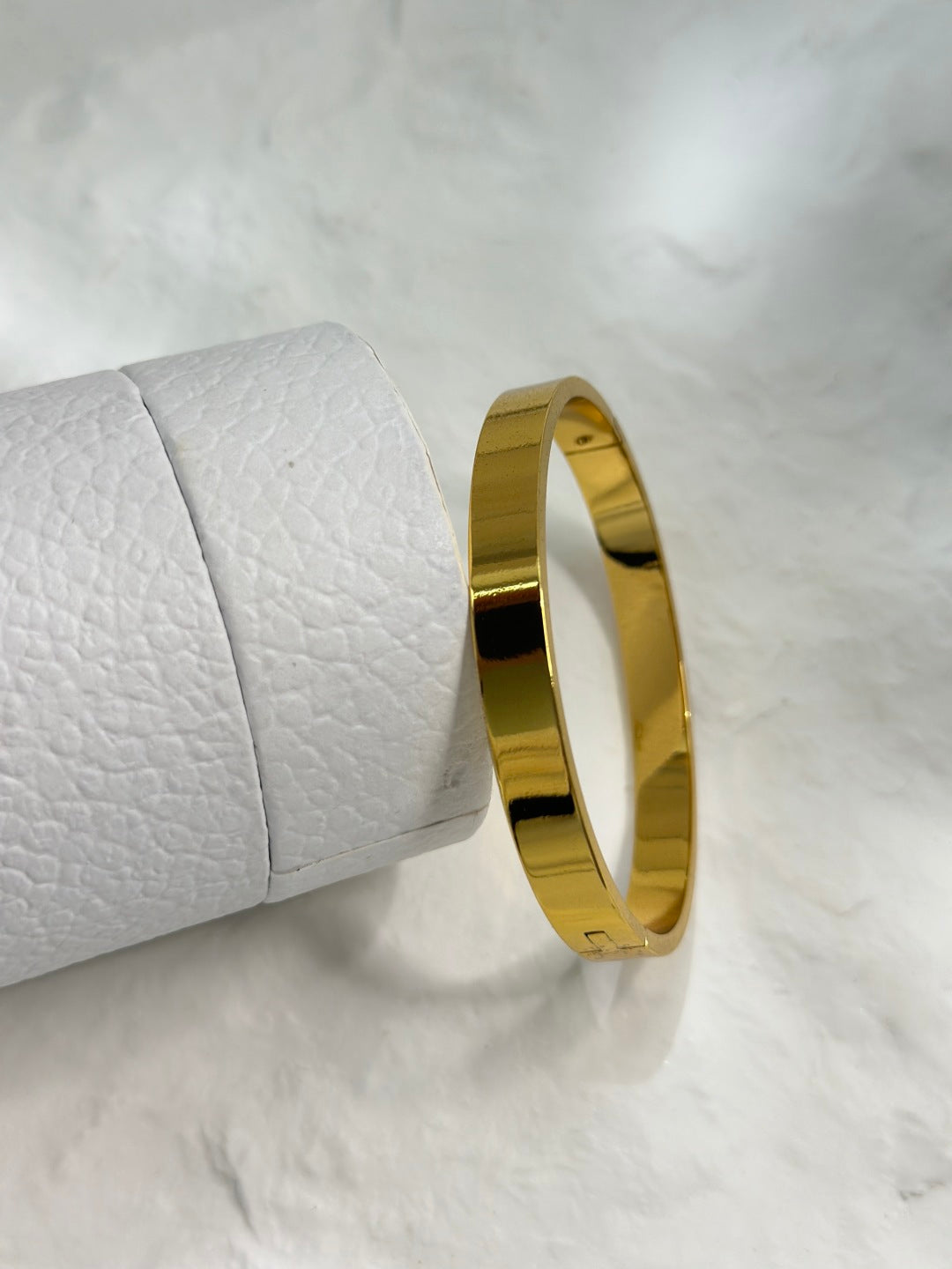 Classic Mirror-Finish Gold Bangle SZ11