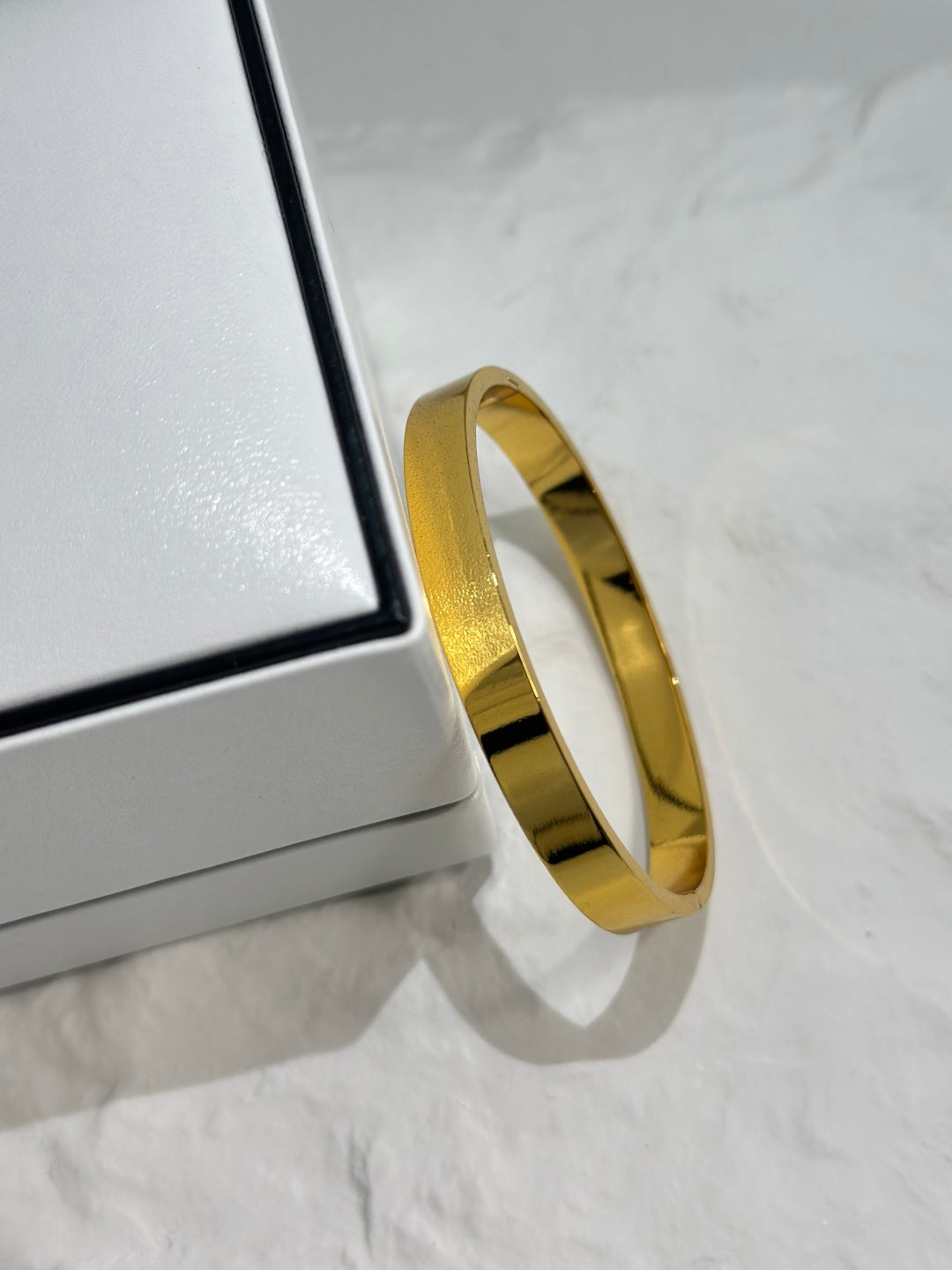 Classic Mirror-Finish Gold Bangle SZ11