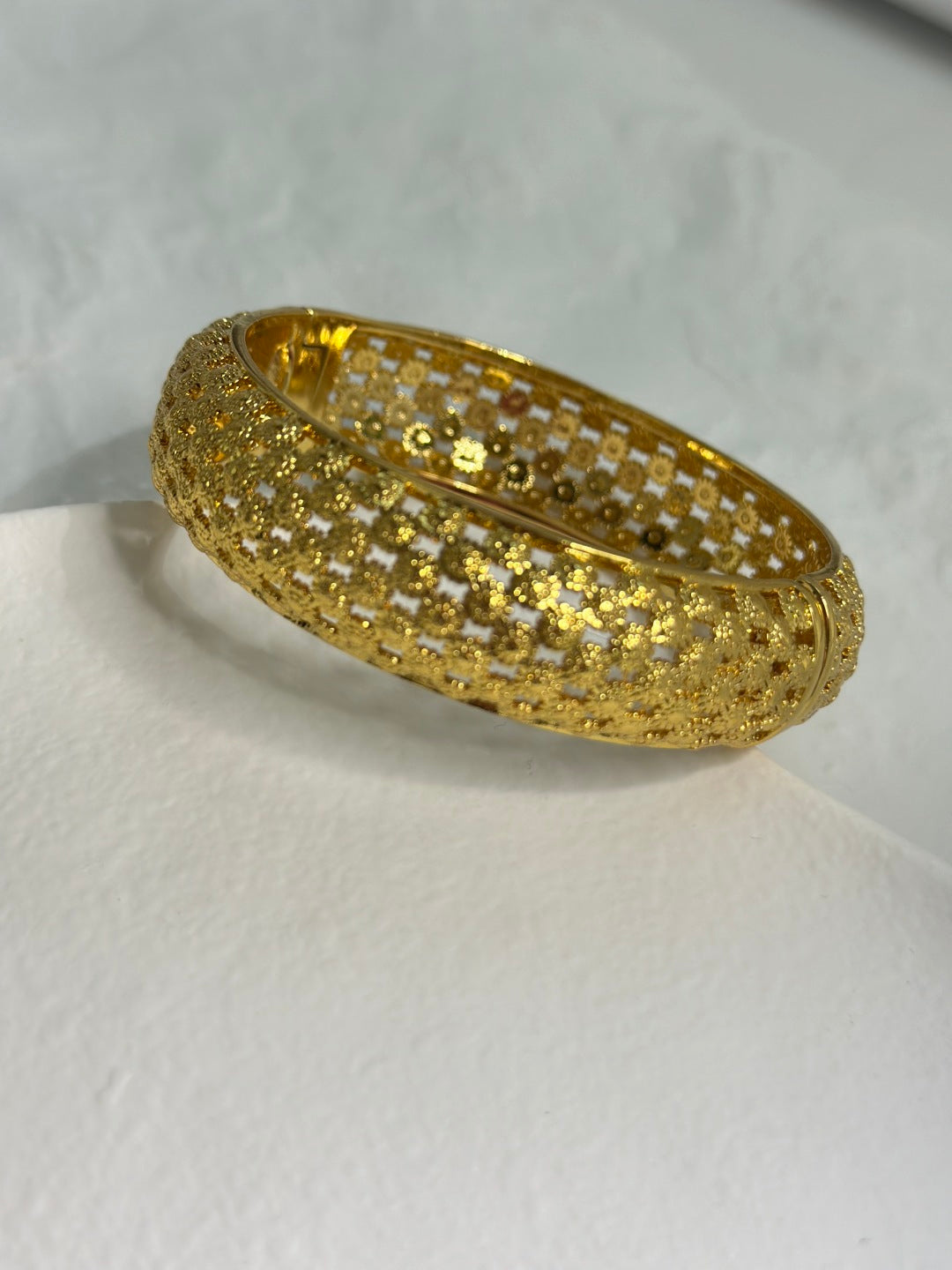 Royal Bloom Gold Bangle SZ08