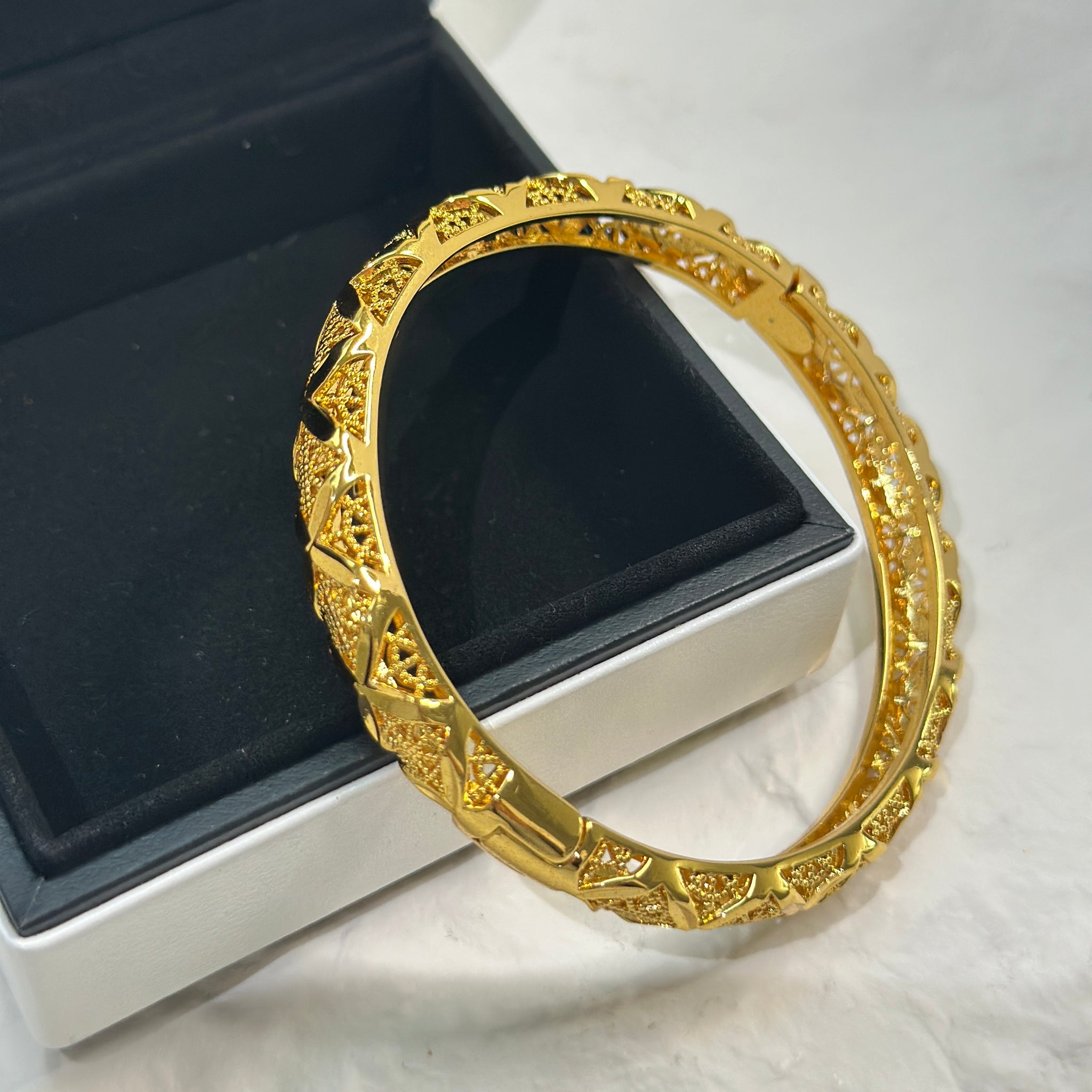 Golden Lattice Elegance Bangle SZ06