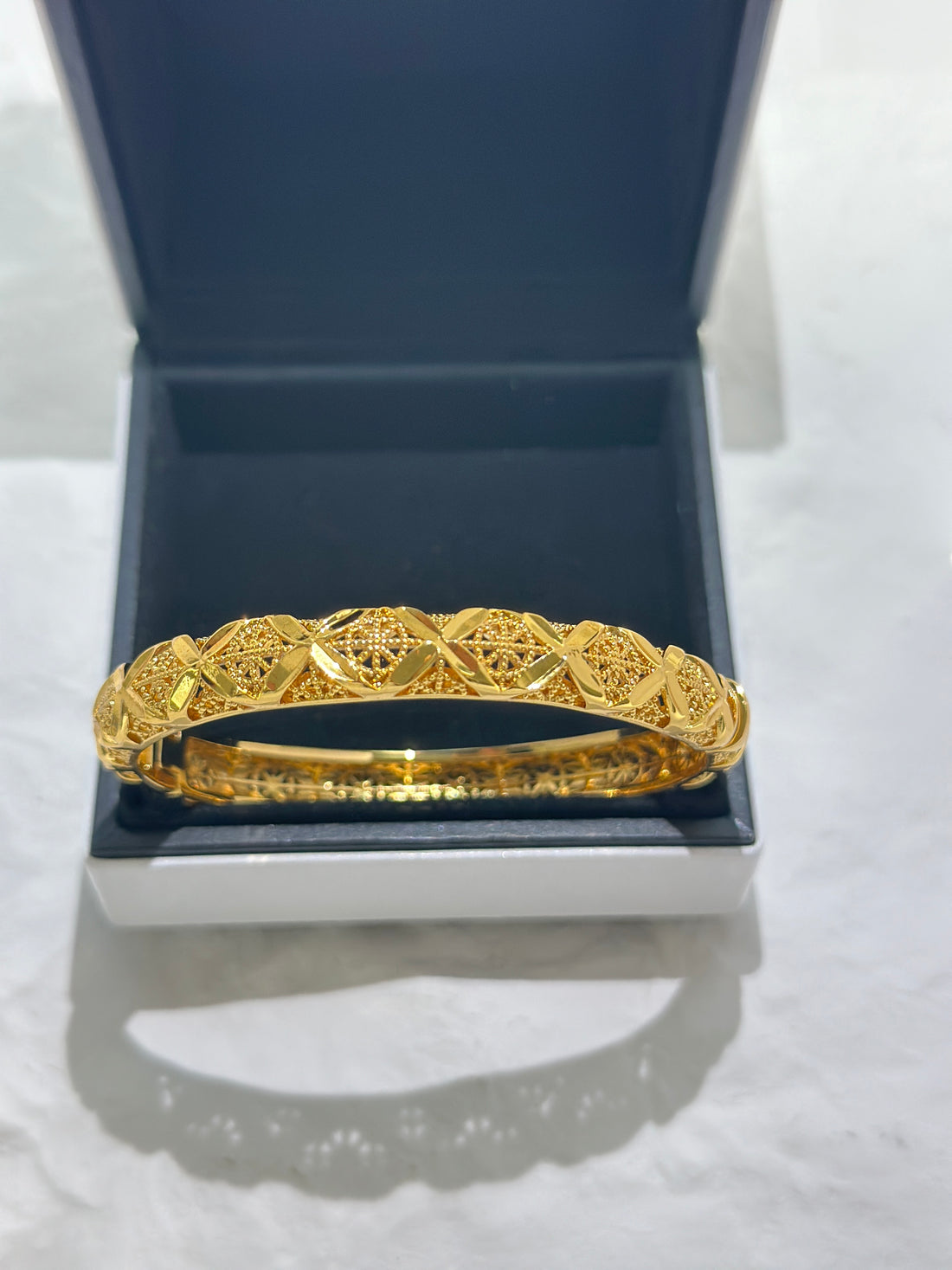 Golden Lattice Elegance Bangle SZ06